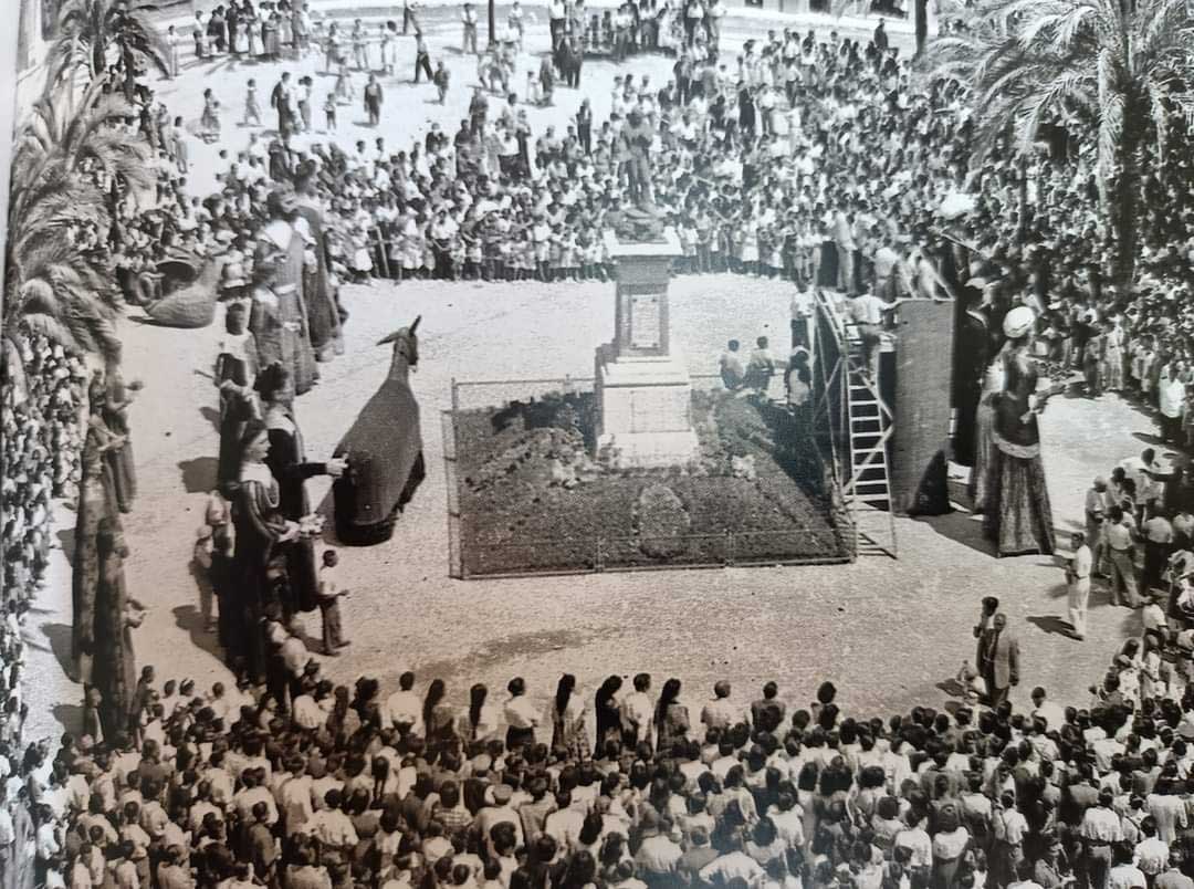 Concentració de gegants a la plaça de la Vila en la Festa Major del 1.948